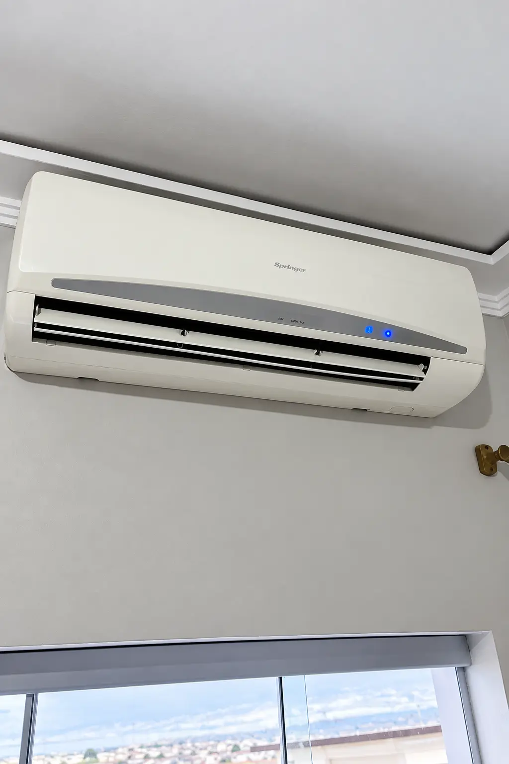 Ar-condicionado instalado e em funcionamento