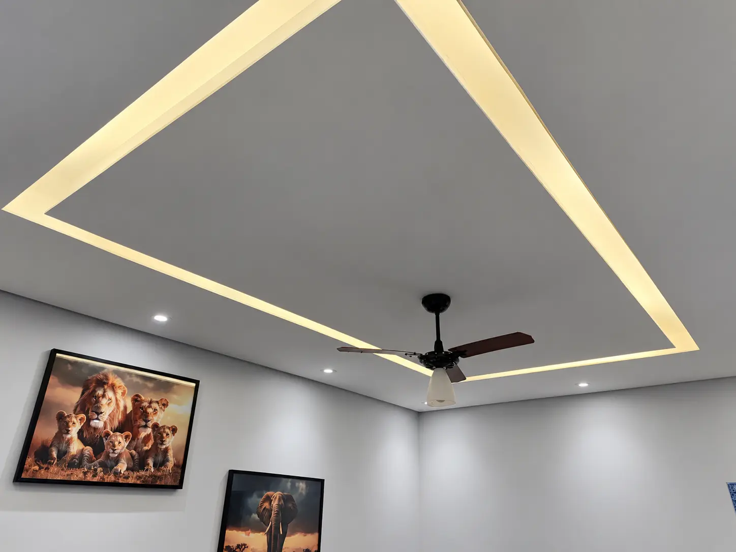 Iluminação geométrica instalada no teto