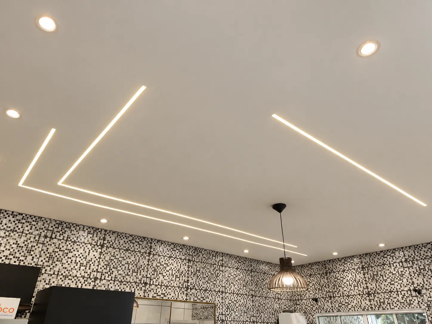 Iluminação linear embutida em teto residencial