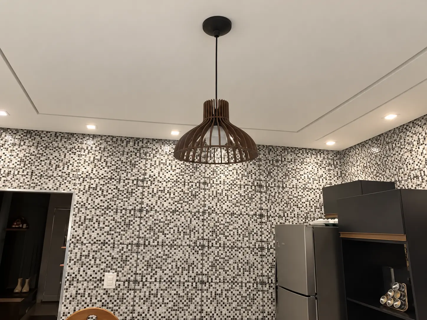 Iluminação com pendente e pontos de luz embutidos