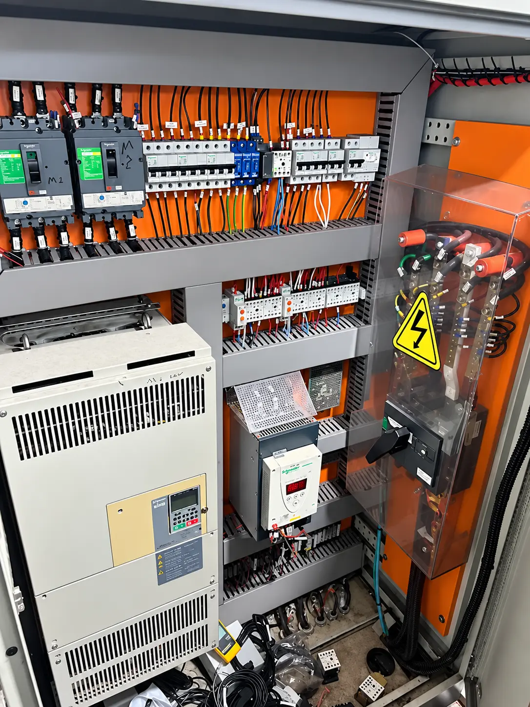 Quadro elétrico industrial com cabeamento organizado