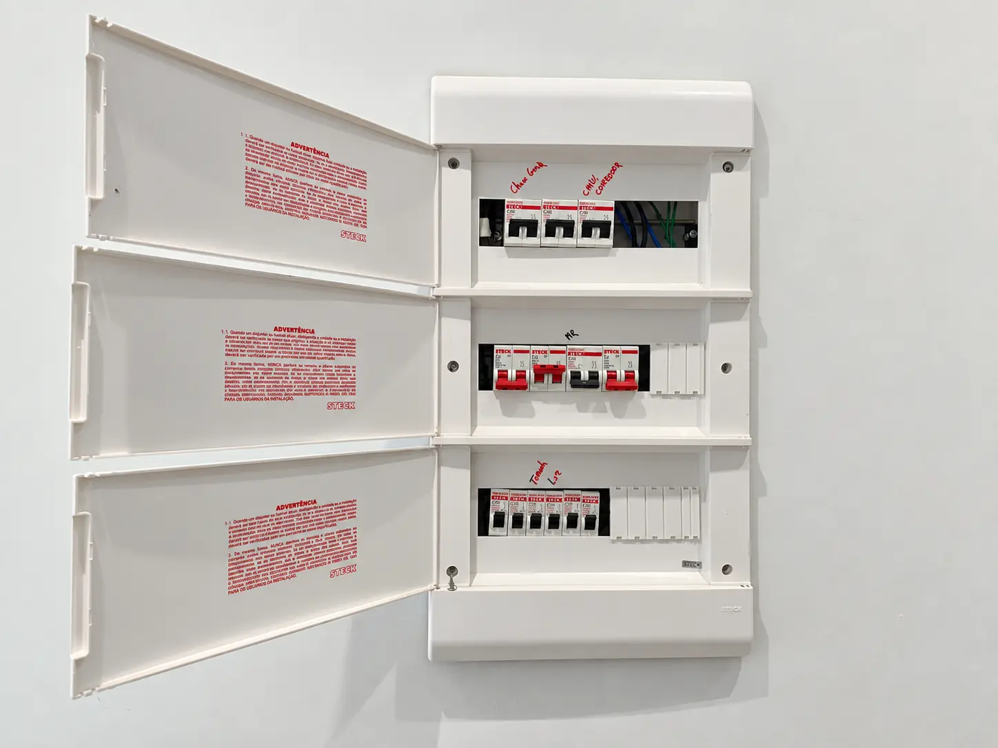 Quadro elétrico residencial com circuitos identificados