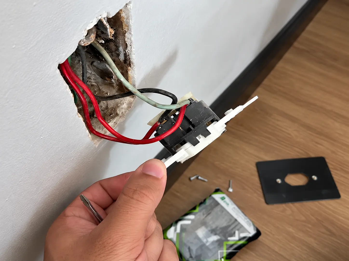 Instalação elétrica da tomada antes do acabamento